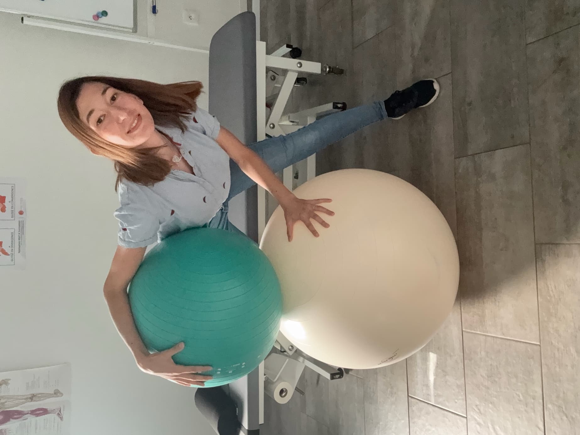 Eva Tang présente deux ballons de gymnastique utilisés comme supports de mobilité.